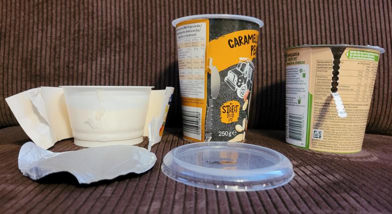 tre plastburkar med ett pappomslag runt omkring