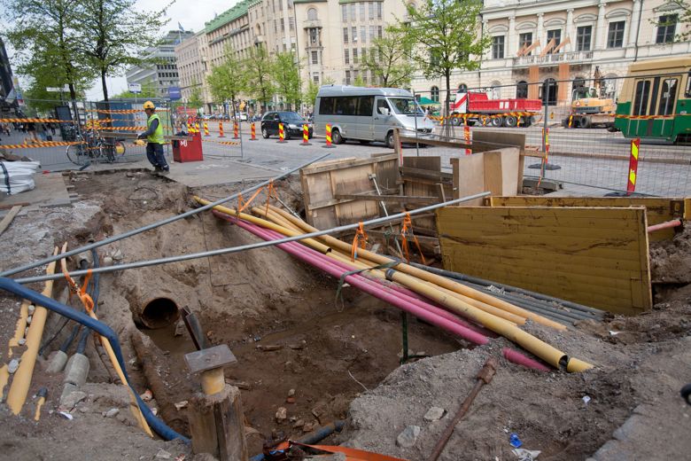 Vesijohtoverkon saneerausta Mannerheimintiellä.