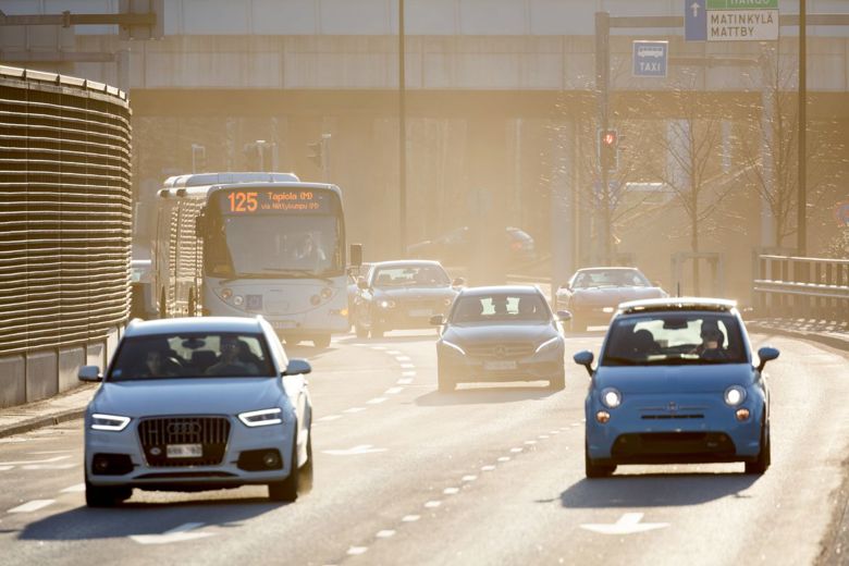 En bild av en farled med personbilar och bussar. Sikten försämras av gatudamm som svävar i luften.